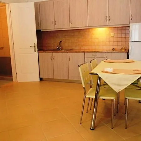 Augustis Lägenhetshotell