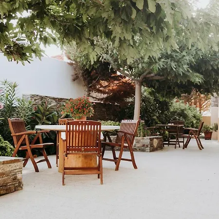 Augustis Lägenhetshotell Ormos (Andros)